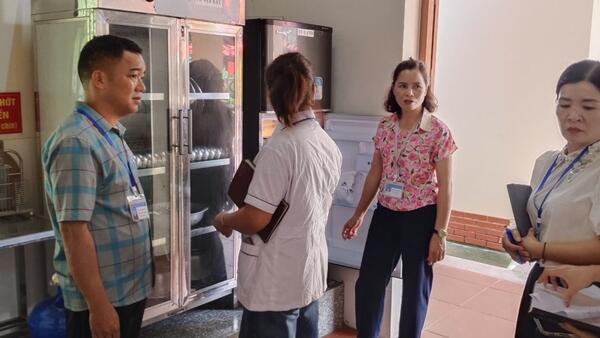 BCĐ  Liên ngành ATVS TT  xã Thụy Hùng kiểm tra các đơn vị nhà trường có bếp ăn bán trú và các cơ sở sản suất kinh doanh trên địa bàn xã Thụy Hùng