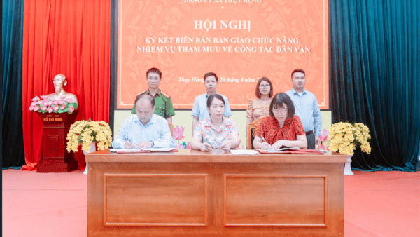 THỤY HÙNG BÀN GIAO NHIỆM VỤ THAM MƯU VỀ CÔNG TÁC DÂN VẬN